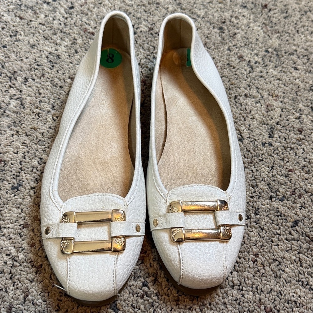 Aerosoles Off White Cream Color Loafers w Gold Buckle Detail Sz 8